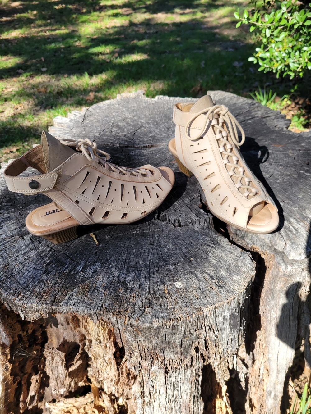Earth Women's Kristen Lace-Up Beige Nubuck Cutout Heeled Sandals Size 6.5